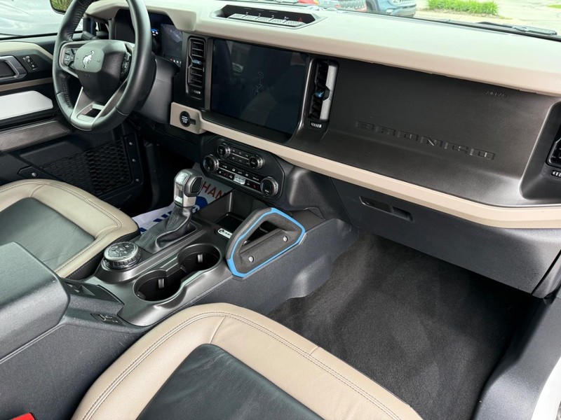 Ford Bronco Vehicle Full-screen Gallery Image 11