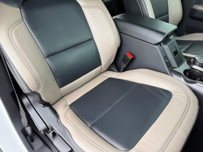 Ford Bronco Vehicle Full-screen Gallery Image 12