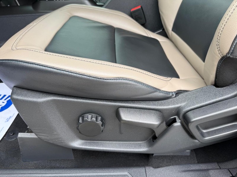 Ford Bronco Vehicle Full-screen Gallery Image 25