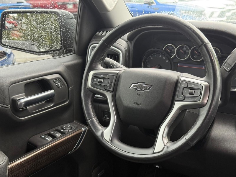 Chevrolet Silverado 1500 Vehicle Full-screen Gallery Image 12