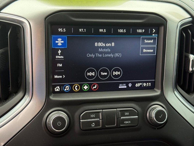 Chevrolet Silverado 1500 Vehicle Full-screen Gallery Image 17