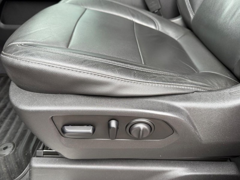 Chevrolet Silverado 1500 Vehicle Full-screen Gallery Image 25