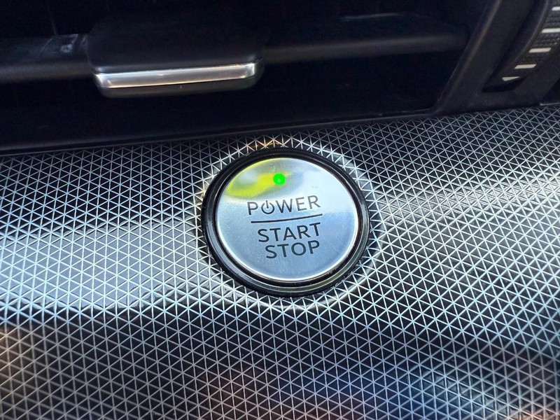 Ford Mustang Mach-E Vehicle Full-screen Gallery Image 17