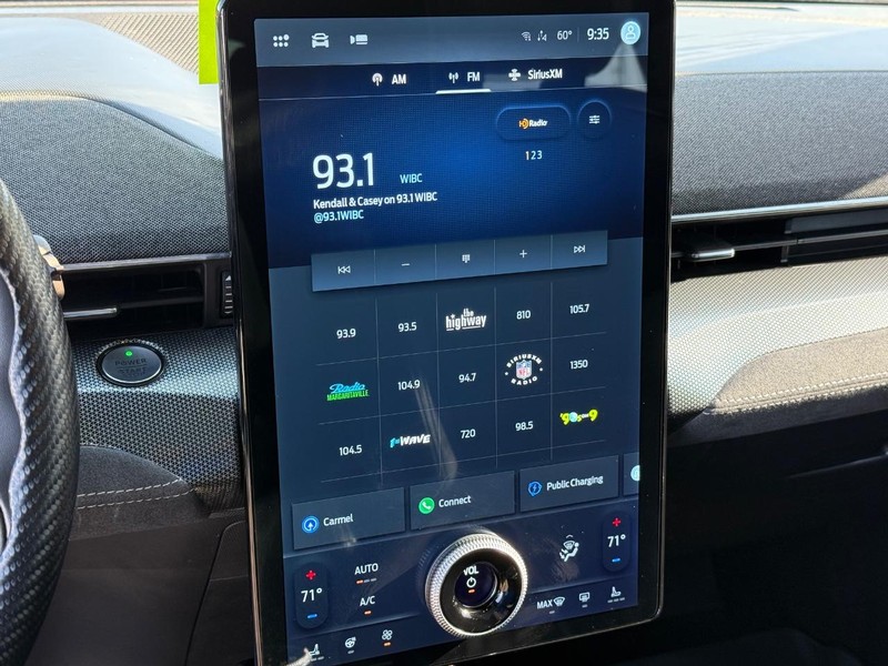 Ford Mustang Mach-E Vehicle Full-screen Gallery Image 18