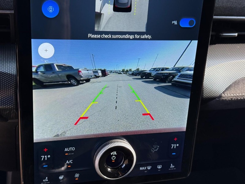 Ford Mustang Mach-E Vehicle Full-screen Gallery Image 19