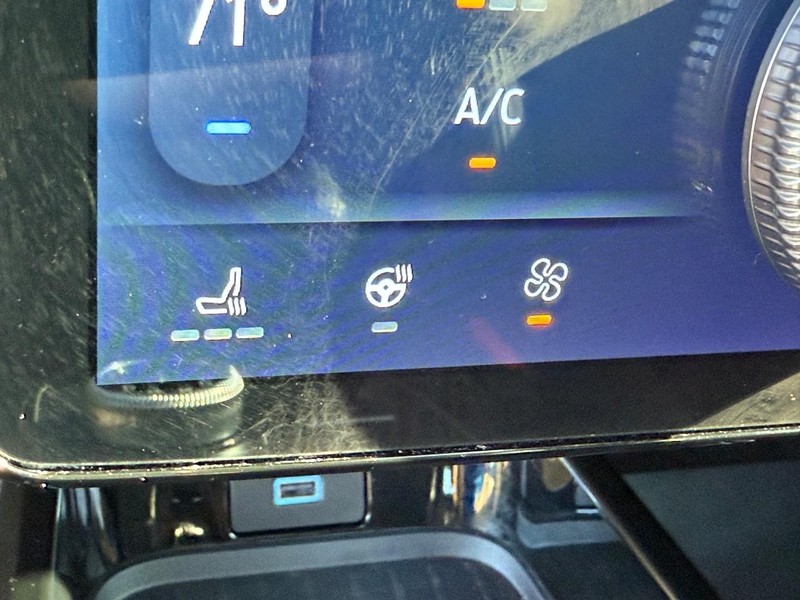 Ford Mustang Mach-E Vehicle Full-screen Gallery Image 20