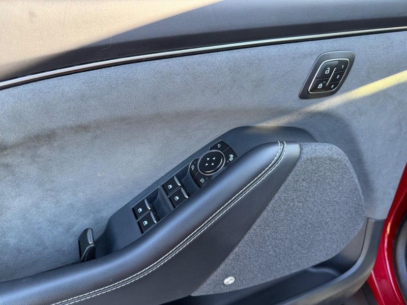 Ford Mustang Mach-E Vehicle Full-screen Gallery Image 25