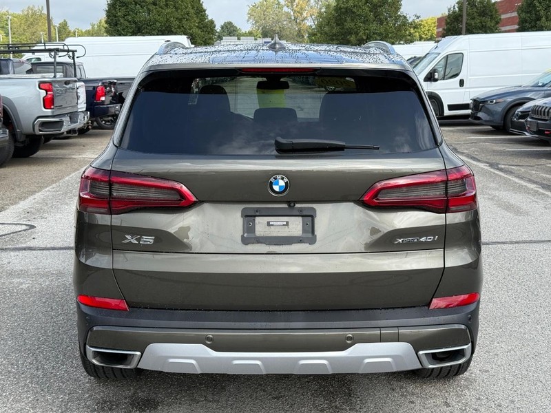 BMW X5 Vehicle Full-screen Gallery Image 04