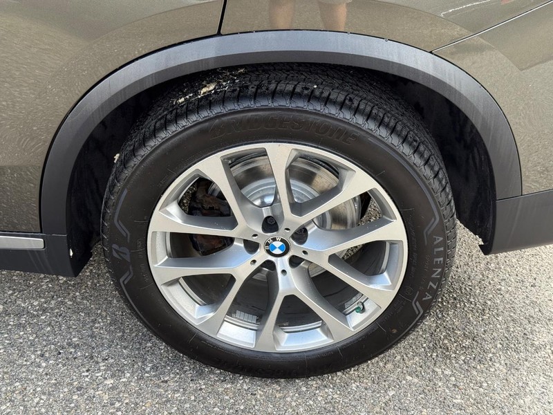 BMW X5 Vehicle Full-screen Gallery Image 06