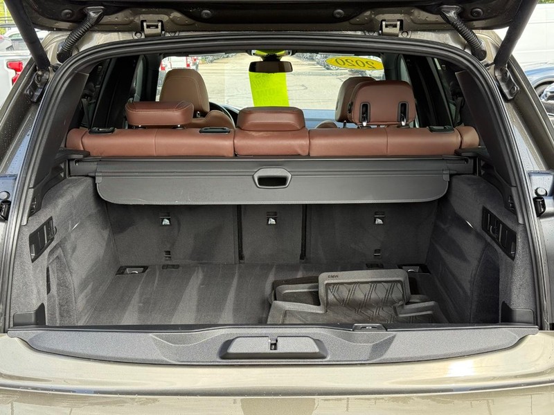 BMW X5 Vehicle Full-screen Gallery Image 07