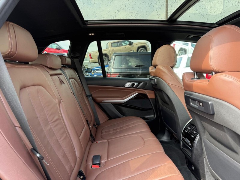 BMW X5 Vehicle Full-screen Gallery Image 11