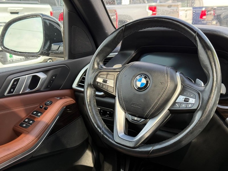 BMW X5 Vehicle Full-screen Gallery Image 14