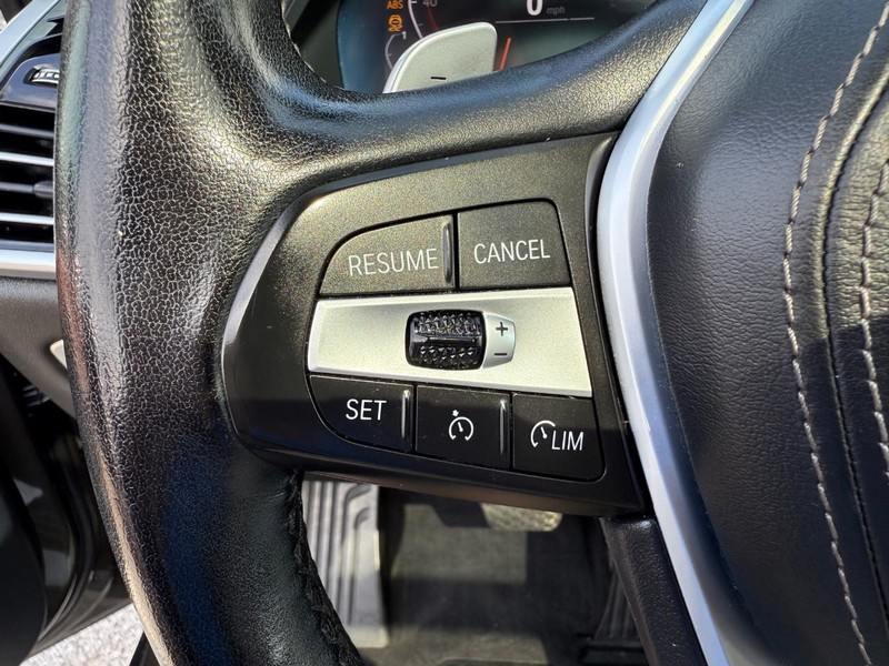 BMW X5 Vehicle Full-screen Gallery Image 15