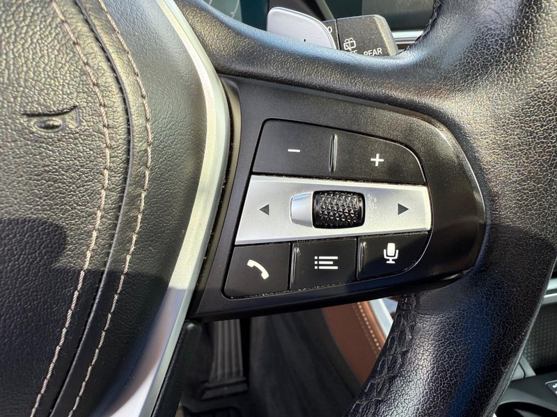 BMW X5 Vehicle Full-screen Gallery Image 16