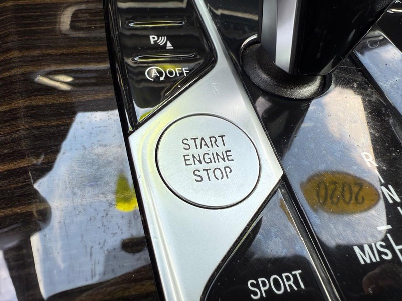 BMW X5 Vehicle Full-screen Gallery Image 17