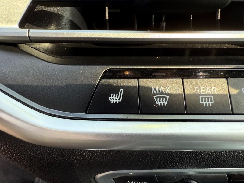 BMW X5 Vehicle Full-screen Gallery Image 18