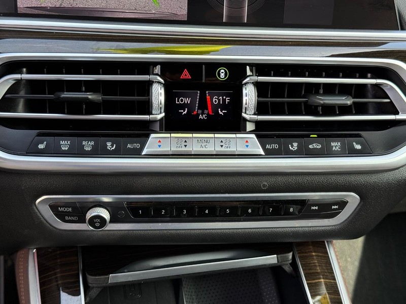 BMW X5 Vehicle Full-screen Gallery Image 21