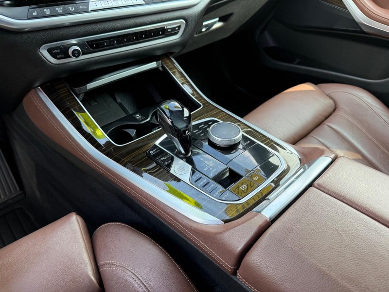 BMW X5 Vehicle Full-screen Gallery Image 22