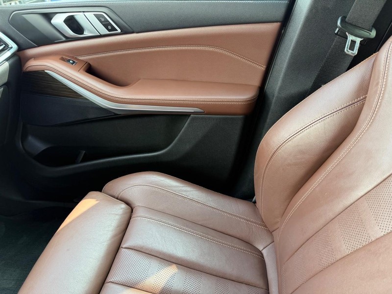 BMW X5 Vehicle Full-screen Gallery Image 23