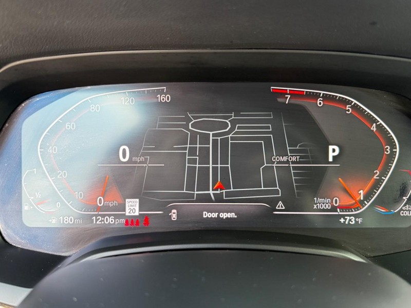 BMW X5 Vehicle Full-screen Gallery Image 25