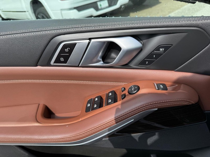 BMW X5 Vehicle Full-screen Gallery Image 26