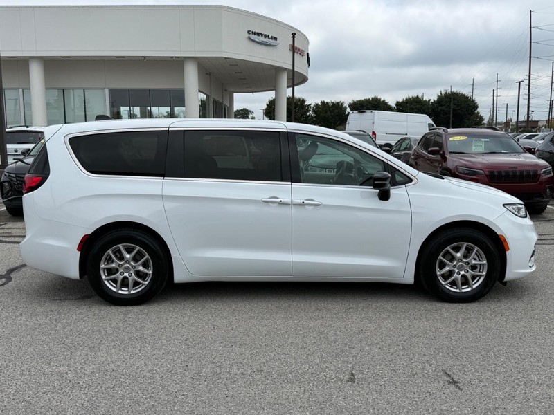 Chrysler Pacifica Vehicle Full-screen Gallery Image 02