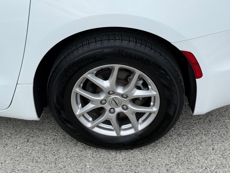 Chrysler Pacifica Vehicle Full-screen Gallery Image 06