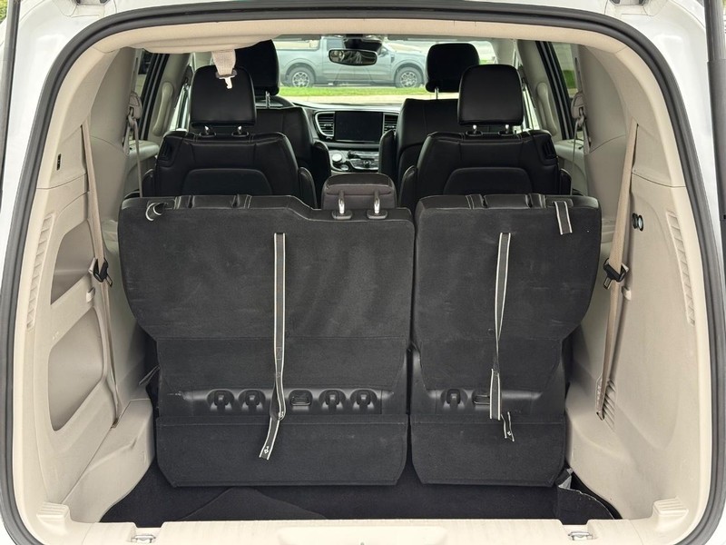 Chrysler Pacifica Vehicle Full-screen Gallery Image 07