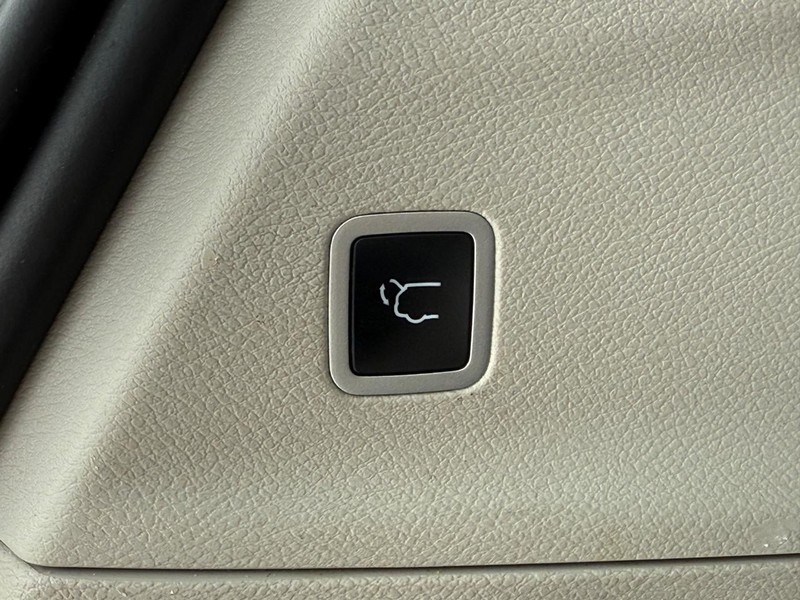 Chrysler Pacifica Vehicle Full-screen Gallery Image 08