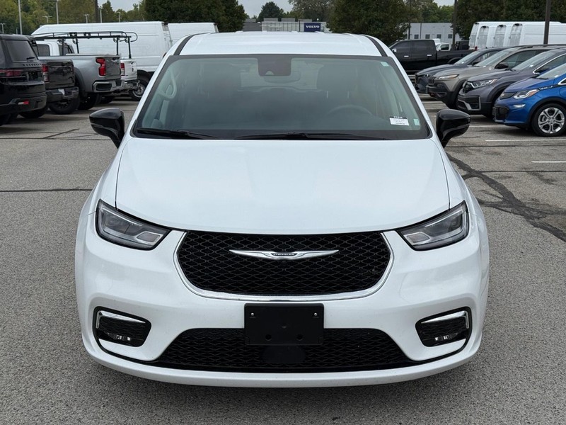 Chrysler Pacifica Vehicle Full-screen Gallery Image 10