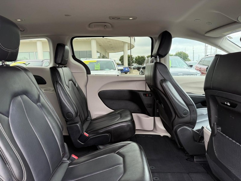 Chrysler Pacifica Vehicle Full-screen Gallery Image 11