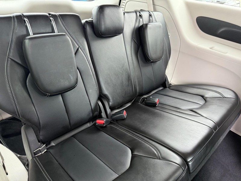 Chrysler Pacifica Vehicle Full-screen Gallery Image 12