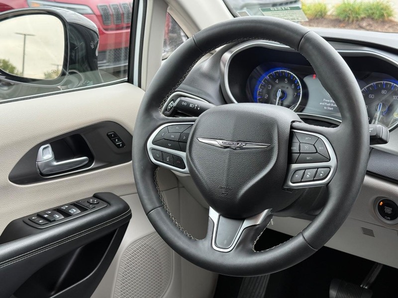 Chrysler Pacifica Vehicle Full-screen Gallery Image 14