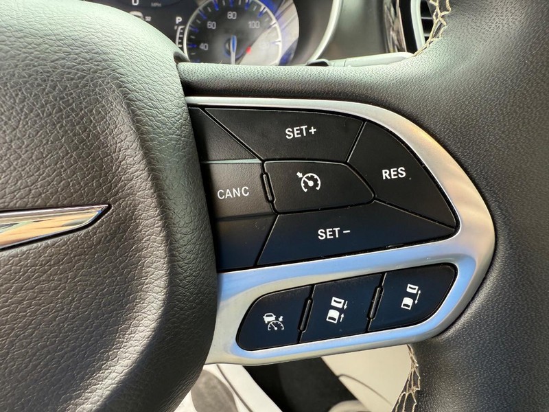 Chrysler Pacifica Vehicle Full-screen Gallery Image 16