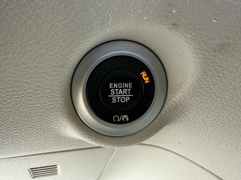 Chrysler Pacifica Vehicle Full-screen Gallery Image 17