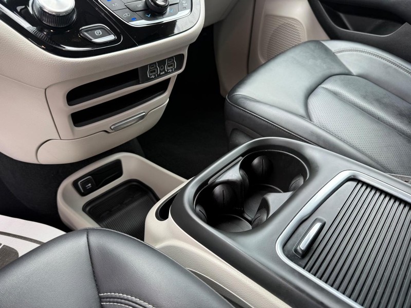 Chrysler Pacifica Vehicle Full-screen Gallery Image 21