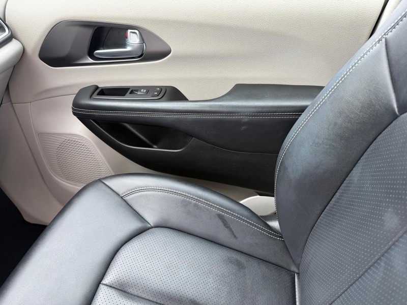 Chrysler Pacifica Vehicle Full-screen Gallery Image 22