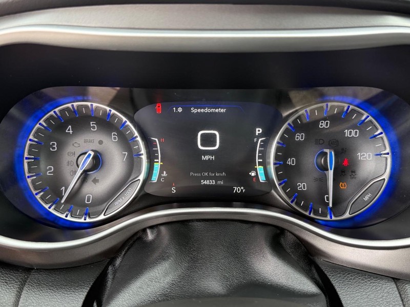 Chrysler Pacifica Vehicle Full-screen Gallery Image 23