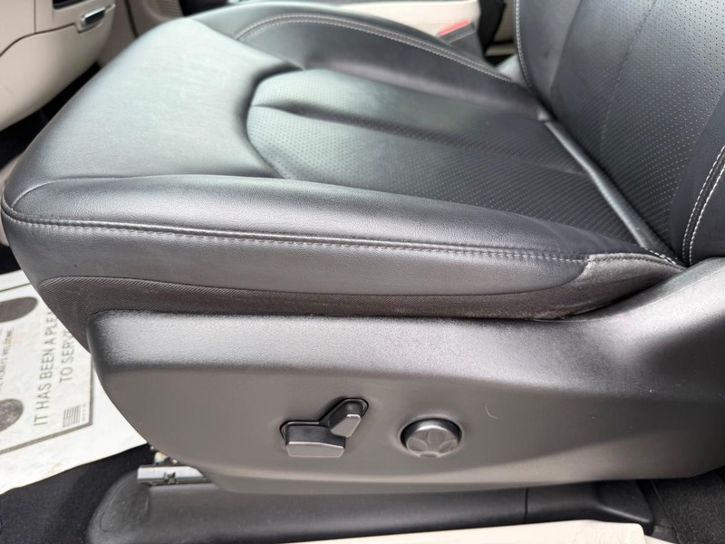 Chrysler Pacifica Vehicle Full-screen Gallery Image 26