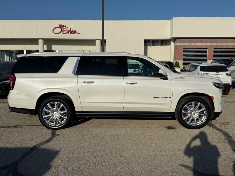 Chevrolet Suburban Vehicle Full-screen Gallery Image 02