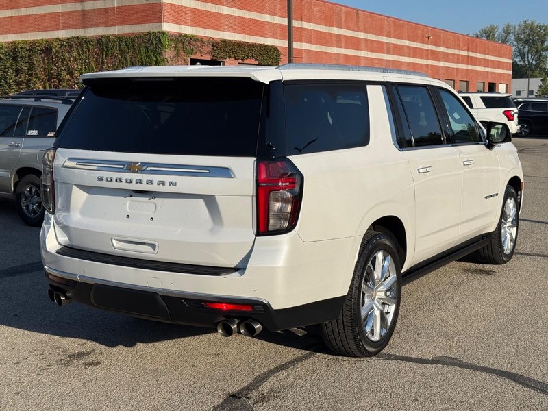 Chevrolet Suburban Vehicle Full-screen Gallery Image 03