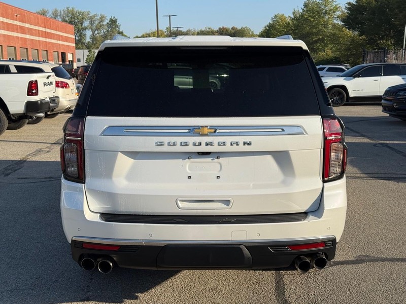 Chevrolet Suburban Vehicle Full-screen Gallery Image 04