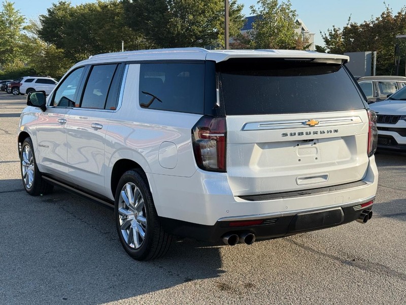 Chevrolet Suburban Vehicle Full-screen Gallery Image 05