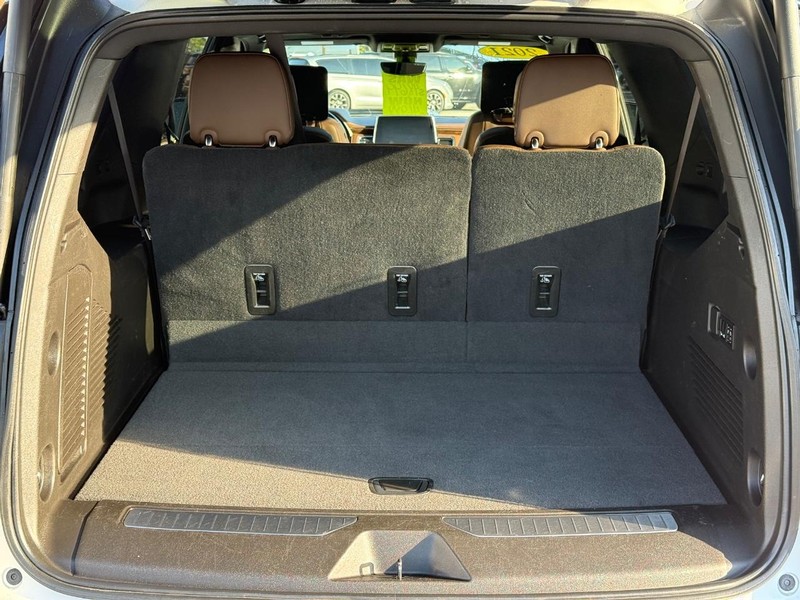 Chevrolet Suburban Vehicle Full-screen Gallery Image 07