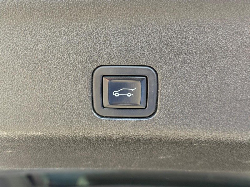 Chevrolet Suburban Vehicle Full-screen Gallery Image 08