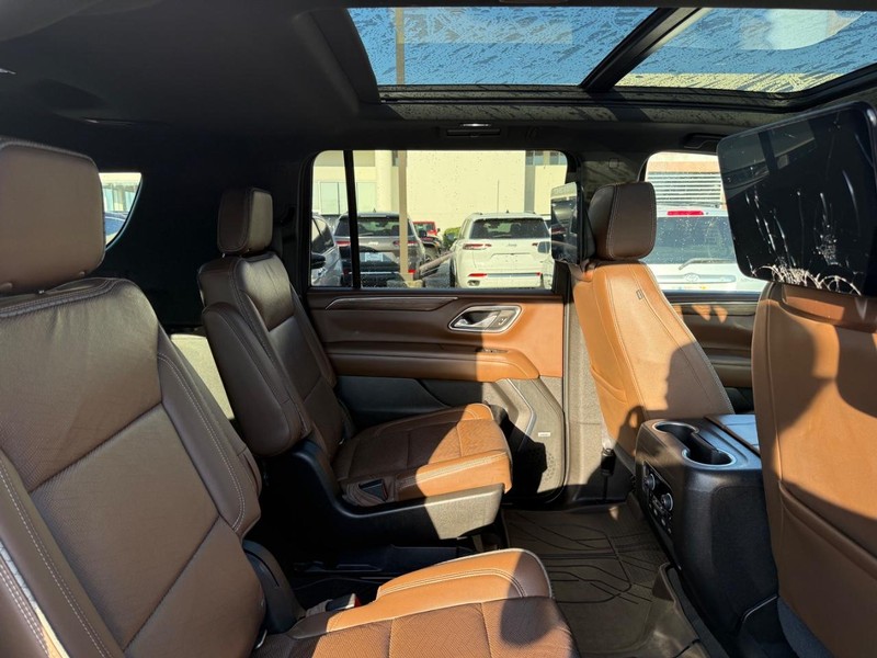 Chevrolet Suburban Vehicle Full-screen Gallery Image 11