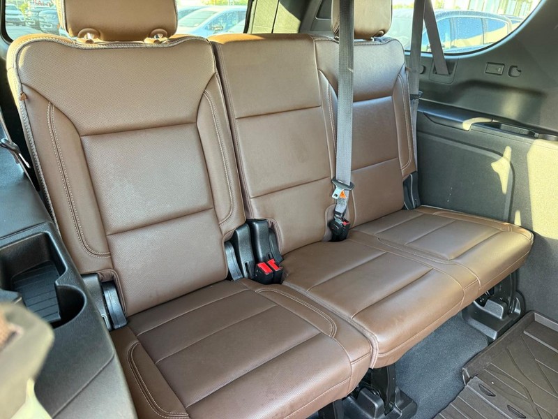 Chevrolet Suburban Vehicle Full-screen Gallery Image 12