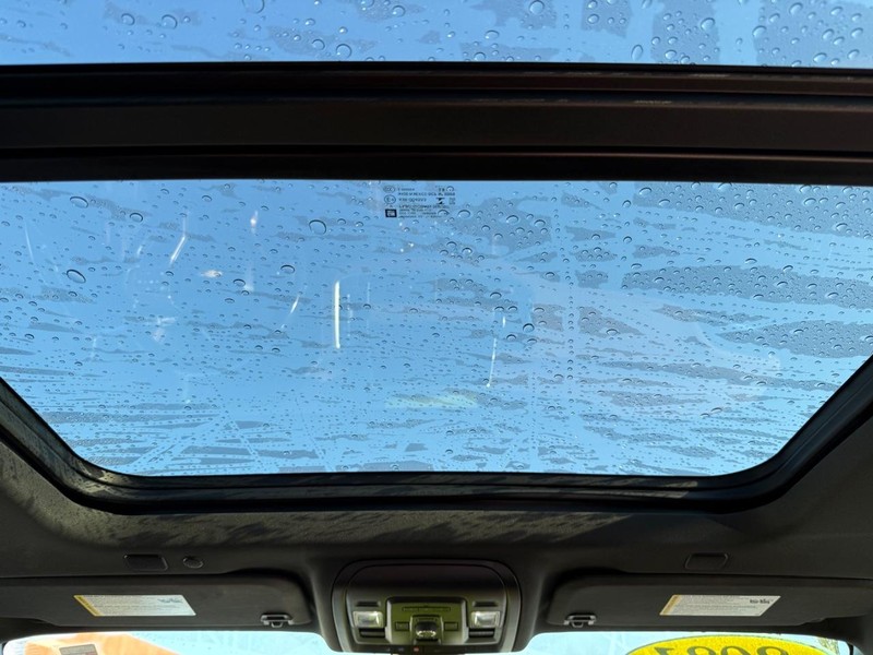 Chevrolet Suburban Vehicle Full-screen Gallery Image 13