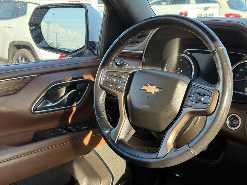 Chevrolet Suburban Vehicle Full-screen Gallery Image 15