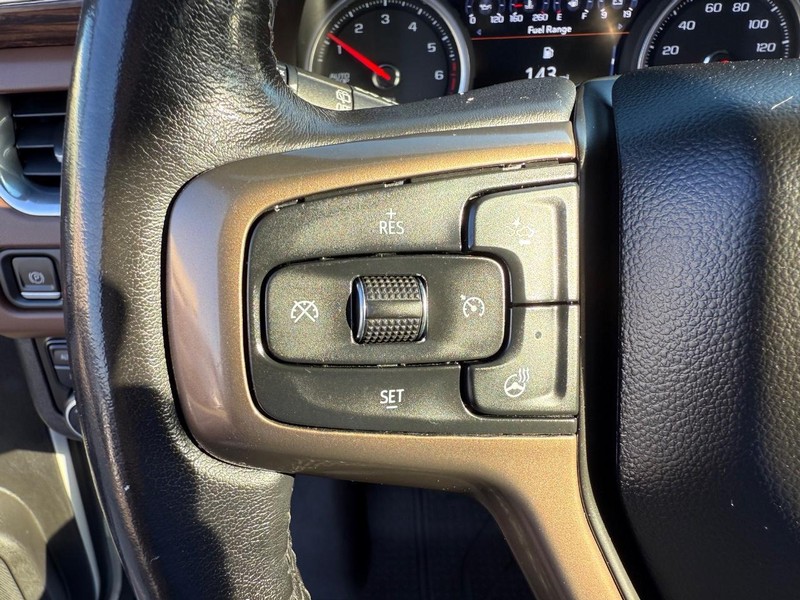 Chevrolet Suburban Vehicle Full-screen Gallery Image 16